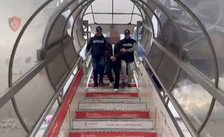 EMRI/ I dënuar me 12 vite burg për trafik të lëndëve narkotike, ekstradohet nga SHBA drejt Shqipërisë 60-vjeçari