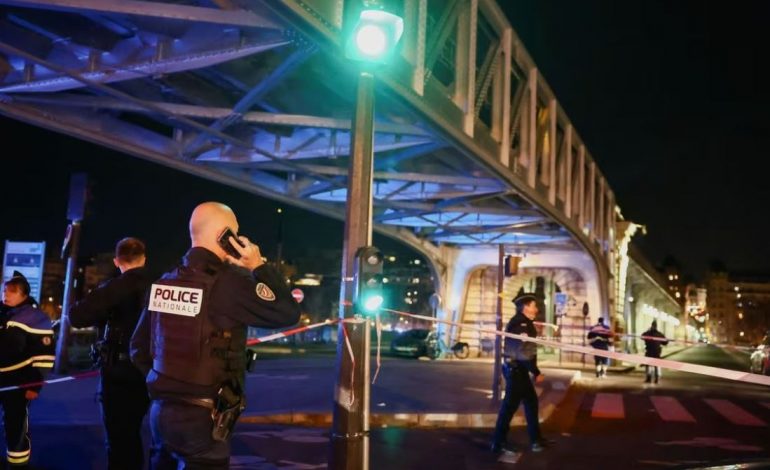 TRONDITET FRANCA/ Sulm me thikë dhe çekiç pranë Kullës Eiffel në Paris, një i vdekur dhe dy të plagosur