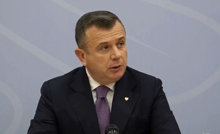SITUATA ME RRESHJET NË VEND/ Balla: Shoferët të qarkullojnë me kujdes, lagështira është burim aksidenti