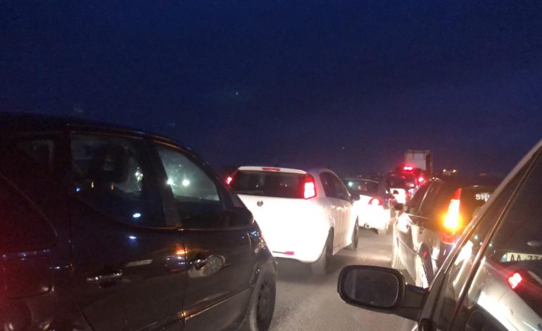 FLUKS I MADH AUTOMJETESH DREJT TIRANËS/ Ngadalësohet qarkullimi, ja cilat akse duhet të shmangen nga shoferët