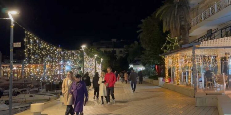 SARANDA DYNDET NGA TURISTËT EDHE NË DIMËR/ Tregu i Krishtlindjes përplot me të huaj
