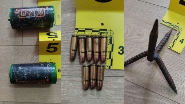 MUNICION, BOMBA TYMUESE E TELA ME GJEMBA/ Policia e Kosovës sekuestron mjete të rrezikshme në veri të Mitrovicës
