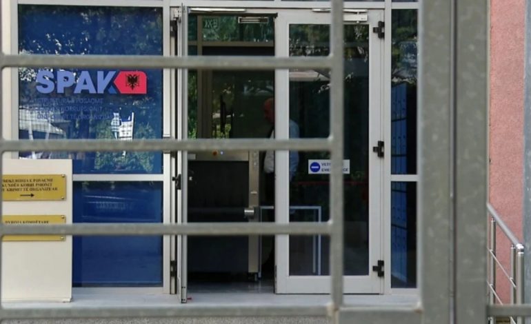 GJKKO LË NË BURG TRE TË AKUZUAR/ Kërkuan 5 mijë euro për lehtësimin e masës për të dënuarin në…
