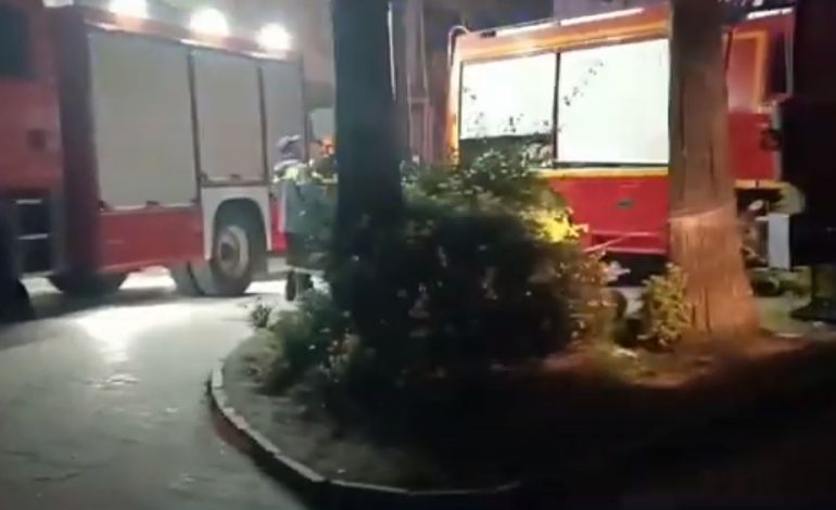 DETAJET E REJA/ Zjarri në pallatin 12-katësh në Lushnje, dyshohet për 40 persona të bllokuar në banesat e tyre