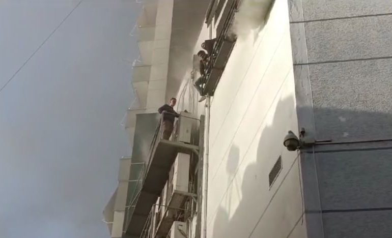 ZJARRI NË QENDRËN TREGTARE/ Banorët tentojnë të dalin nga dritaret, zjarrfikësit pa mjete për shuarjen e flakëve