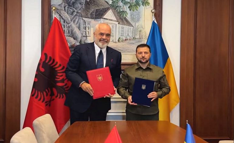 ZELENSKY DEKORON RAMËN/ I jep urdhërin më të lartë të Ukrainës për “kontribut personal”: Faleminderit për mbështetjen