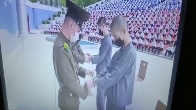 VIDEO e rrallë nga Koreja e Veriut, dy adoleshentë dënohen me 12 vite punë të rëndë për shikimin e K-dramave