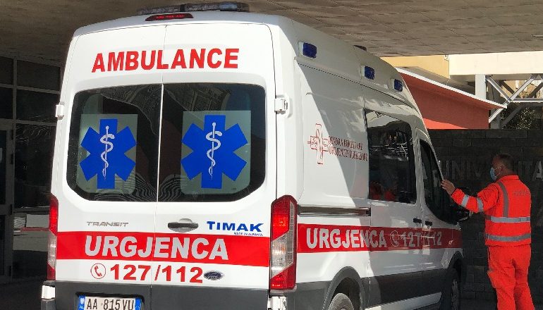 E RËNDË/ Bie aksidentalisht nga kati i dytë i banesës së saj, humb jetën në spital 50-vjeçarja nga Tirana