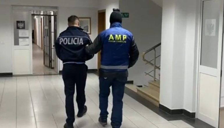 E PËSON KEQ/ I dehur në motorçikletë dhe u përplas me një makinë, arrestohet efektivi i policisë në Divjakë (EMRI)