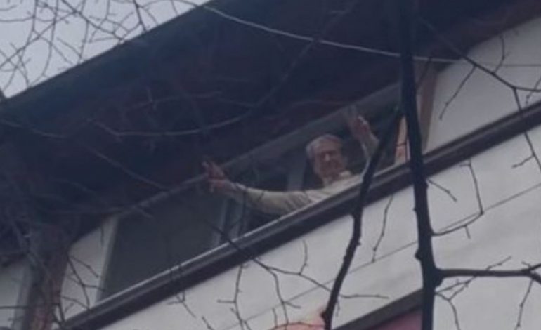 NË ARREST SHTËPIE PREJ 3 DITËSH/ Sali Berisha mban fjalim nga dritarja: Do ju rrëfej një gjë…