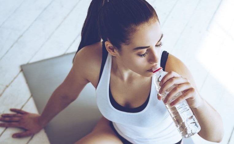 RREZIKU NGA UJI NË SHISHET PLASTIKE/ Studimi zbulon mbi 100,000 nanogrimca për litër