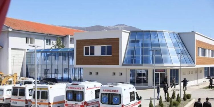 ÇFARË NDODHI NË KUKËS? Rreth 50 qytetarë drejt urgjencës së spitalit për ndihmë mjeksore në 10 orët e para të 2024-s