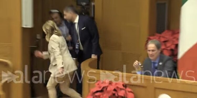 VIDEOLAJM/ Meloni ndërpret konferencën live, vrapon drejt tualetit e sikletosur