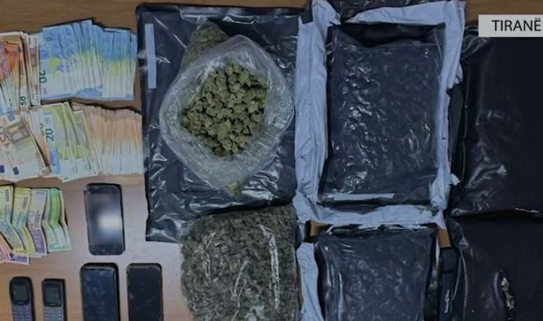 TRAFIKONIN DROGË NGA SHBA DUKE PËRDORUR POSTËN/ Dy në pranga dhe një në kërkim, ja çfarë iu sekuestrua (EMRI)