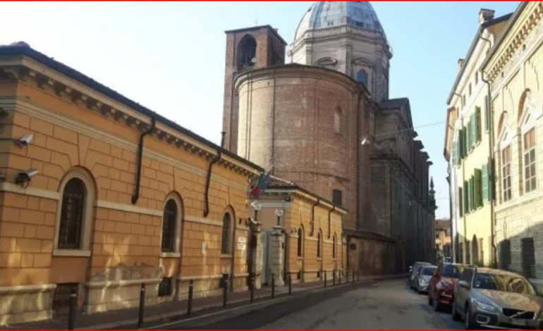 E PËSOJNË KEQ/ Pranga dyshes shqiptare në Itali, vidhnin banesat e të moshuarve