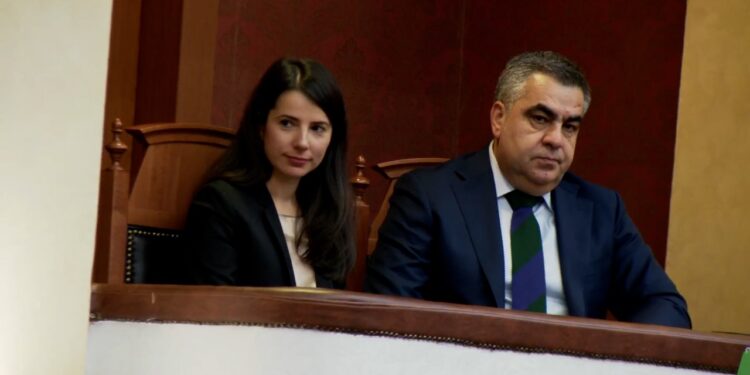 13 MINUTA SEANCË/ PS voton me 73 vota dy ministrat e rinj, Blendi Goxhja e Adea Pirdenin miratohen mes brohorimave