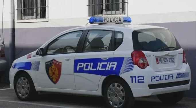 I VODHI 17-MIJË EURO VËLLAIT DHE BLEU MAKINË/ Arrestohet 38-vjeçari. Procedohet edhe gruaja e tij