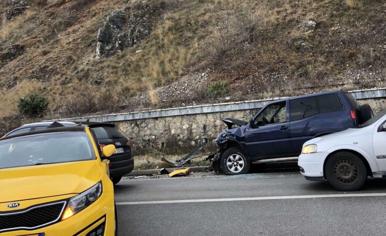 VITI I RI NIS ME AKSIDENTE/ Përplasen dy makina në Pogradec, plagosen rëndë dy persona (PAMJET)