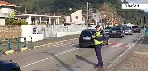 TRAGIK I RËNDUAR PAS FESTAVE/ Varg makinash në aksin Elbasan- Prrenjas, fluks edhe drejt Tiranës