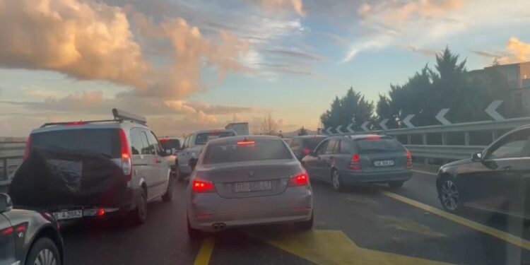 FLUKS I LARTË/ Trafik i mbingarkuar në autostradën Tiranë- Lezhë, numër i madh automjetesh