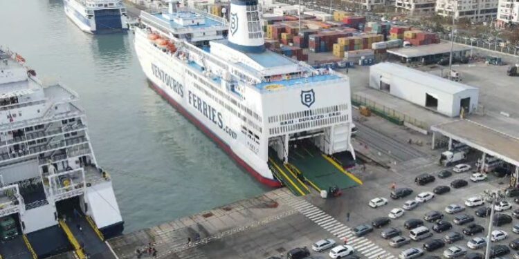 FLUKS UDHËTARËSH NË DURRËS/ Mbi 2400 pasagjerë u nisën me dy tragete drejt Italisë