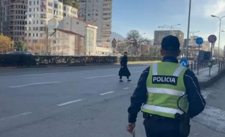 TREGONI KUJDES! Policia gjobit këmbësorët që nuk kalojnë te vizat e bardha