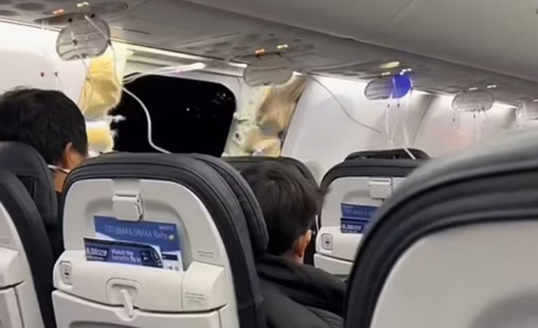 PANIK NË AJËR/ Pasagjerët momente tmerri, avionit i shkëputet dritarja gjatë fluturimit, bën ulje emergjente