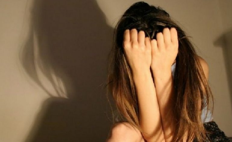 “MË PËRDHUNOI”/ E mitura në Fier akuzon bashkëmoshatarin: Kreu marrëdhënie me dhunë…