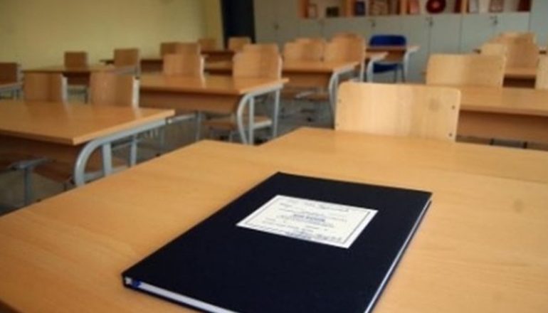 PO LUANTE NË OBORRIN E SHKOLLËS/ Lëndohet me thikë 13-vjeçari në Tiranë