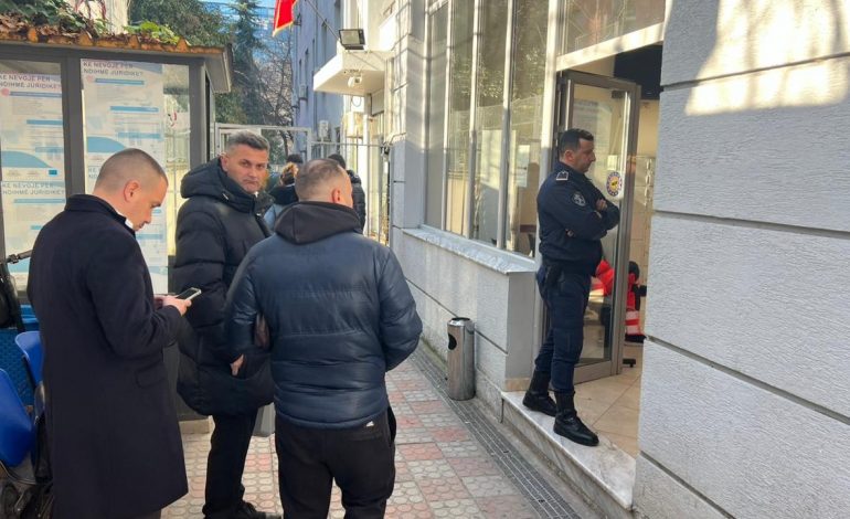 PËSOI ATAK KARDIAK BRENDA GJYKATËS/ DETAJE nga ngjarja në Tiranë: Viktima nën hetim për dhunë në familje