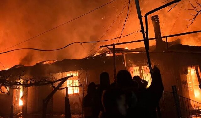 DETAJET E PARA/ Shkrumbohet nga flakët banesa në Burrel, digjen pjesërisht edhe 4 shtëpi të tjera