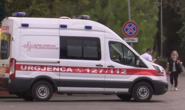 E TRISHTË/ U tremb nga tërmeti, 20-vjeçari në Lushnje rrëzohet nga shkallët dhe humb jetën