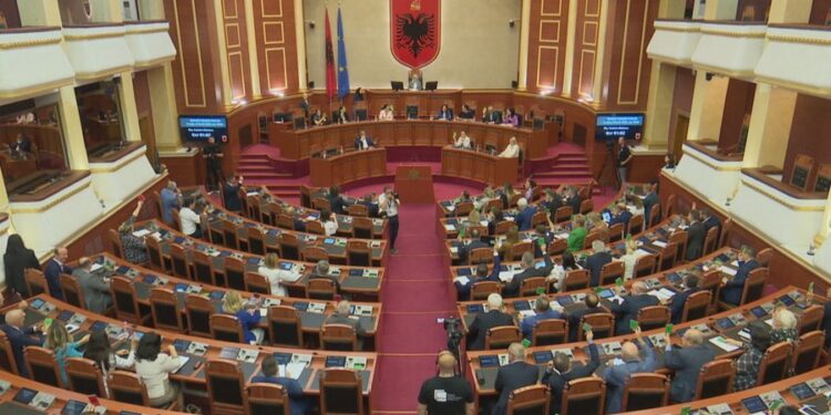PARLAMENTI NIS NESËR SESIONIN E RI/ Berisha do ta ndjekë nga televizori, Ndreca pritet të marrë mandatin e Ahmetajt