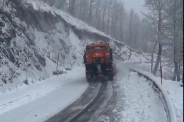 TEMPERATURAT E ULËTA/ Rikthehen reshjet e dëborës në zonat malore, qarkullimi vijon pa probleme