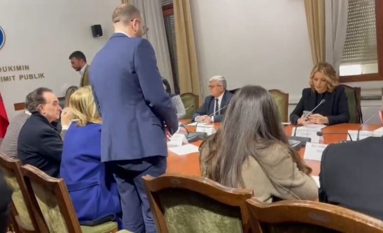 TENSIONET NË KOMISIONIN E MEDIAS/ Deputetët e opozitës zhurmuese në sallë, Bardhi godet mikrofonin, debat me Açkën