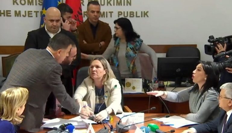 U PËRPLAS ME AÇKËN/ Grupi i PS kërkoi masë ndëshkimore ndaj Gazment Bardhit dhe Flamur Nokës, mblidhet nesër Komisioni i Etikës