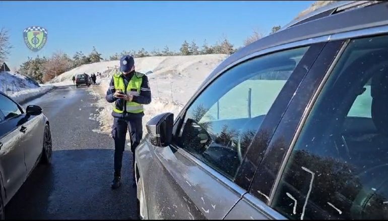 MOT I KEQ NË VEND/ Policia Rrugore në terren, thirrje drejtuesve të mjeteve për kujdes gjatë qarkullimit