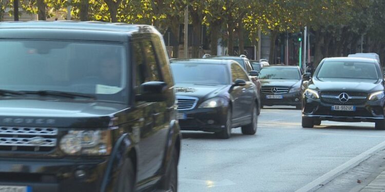 RIKTHEHET “OFL”/ Në sitë makinat luksoze, ngrohet “regjistri i milionerëve”