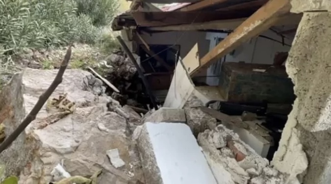 E RËNDË/ Shkëmbi bie mbi shtëpi, lëndohet 25-vjeçari në Përmet