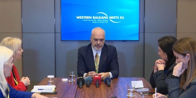 PAS TAKIMIT ME LIDERËT E BALLKANIT/ Rama bashkëbisedim me gazetarët në Shkup, flet për darkën me Kurtin e Vuçiç