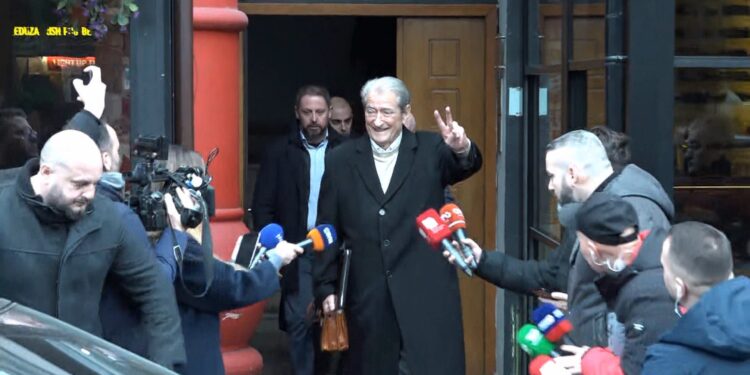 FOTOLAJM / Berisha del për herë të parë nga banesa që prej 30 dhjetorit