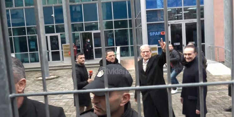 “O TË MORSHA TË LIGAT”/ Militantët brohorasin Berishën pas hekurave të SPAK