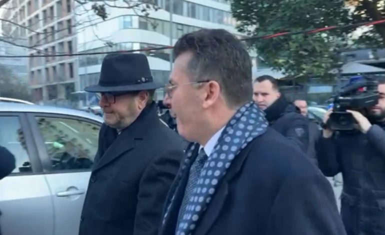 SEANCA PËR ÇËSHTJEN GËRDECI/ Ish-ministri Mediu mbërrin në Gjykatën e Posaçme