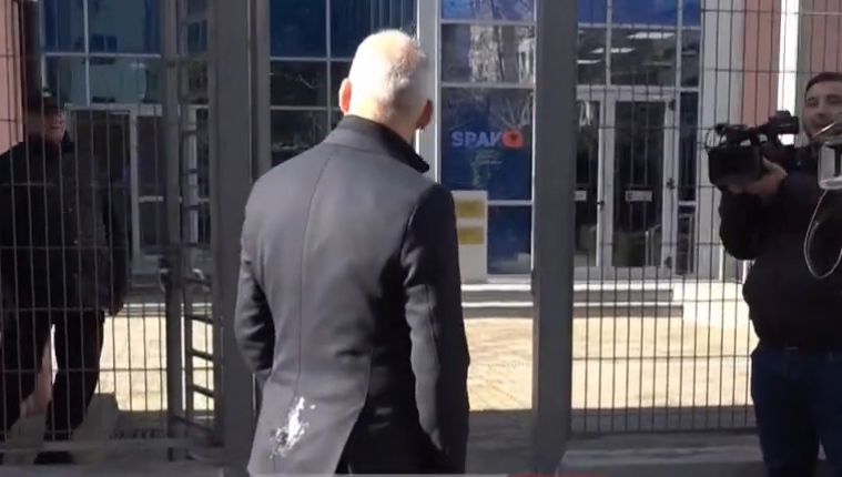 VIDEOLAJM/ Vangjel Dule sulmohet me vezë në GJKKO