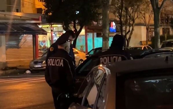DETAJET E PARA/ Sherri mes fqinjëve degradon në të shtëna armësh, një i plagosur rëndë në Durrës