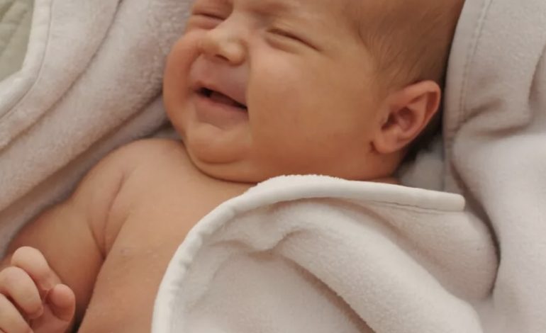 PARALAJMËROJNË mjekët: Batanijet e rënda janë të rrezikshme për foshnjat