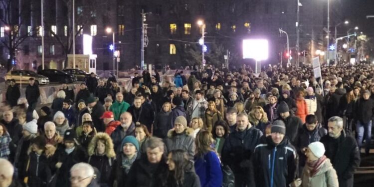 RIFILLOJNË PROTESTAT NË SERBI/ Opozita kërkon anulimin e zgjedhjeve të diskutueshme