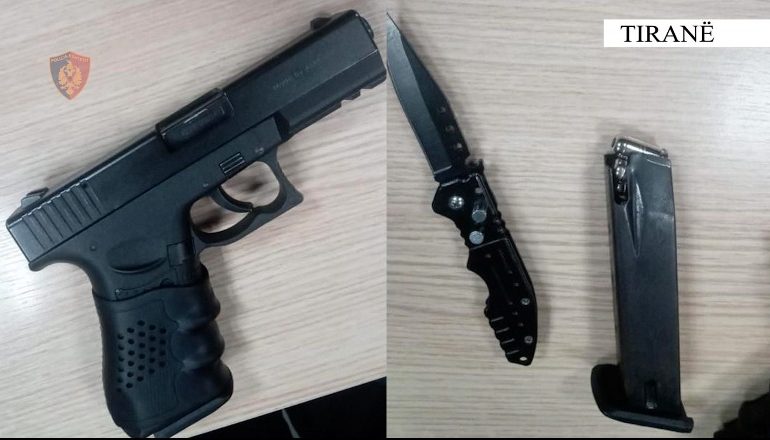 E PËSON KEQ/ Lëvizte me thikë dhe pistoletë imituese në makinë, pranga të riut në Tiranë! I sekuestrohen 2 stema të policisë (EMRI)