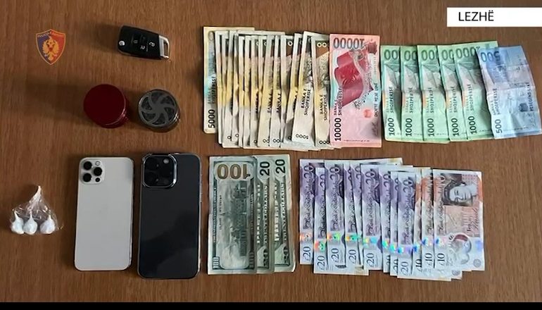 NJËRI NË SHËNGJIN, TJETRI NË QENDËR TË LEZHËS/ 2 të rinjtë kapen me doza kokaine e kanabisi gati për ti shitur