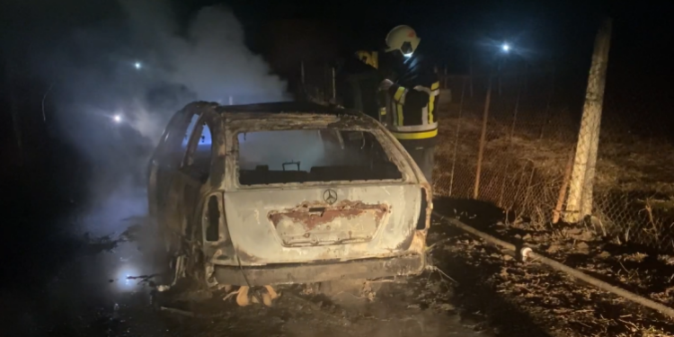 DETAJET E PARA/ Digjet automjeti pa targa dhe me numër shasie të hequr, dyshime se është përdorur në ngjarje kriminale